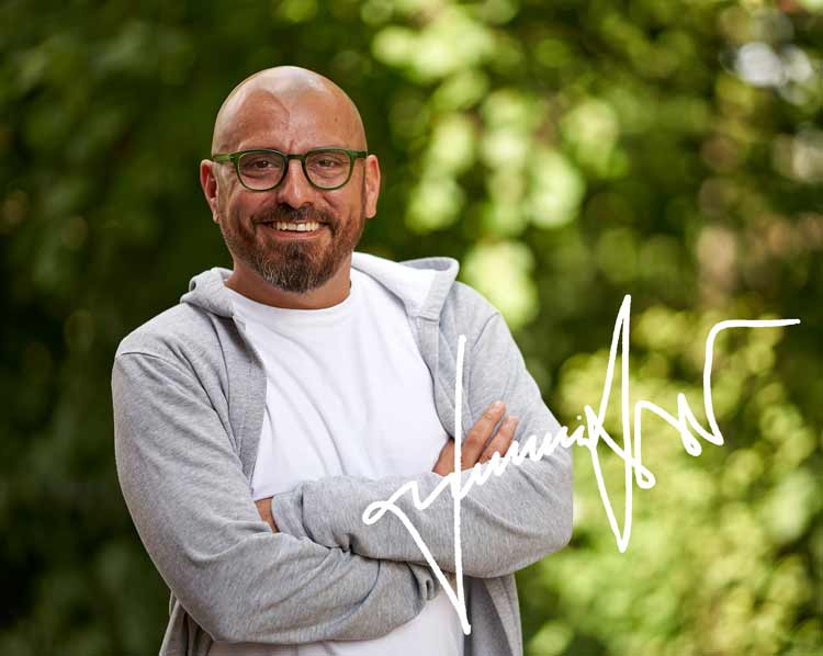 Geschäftsführer Ziya Orhan lächelnd - vermittelt Vertrauen