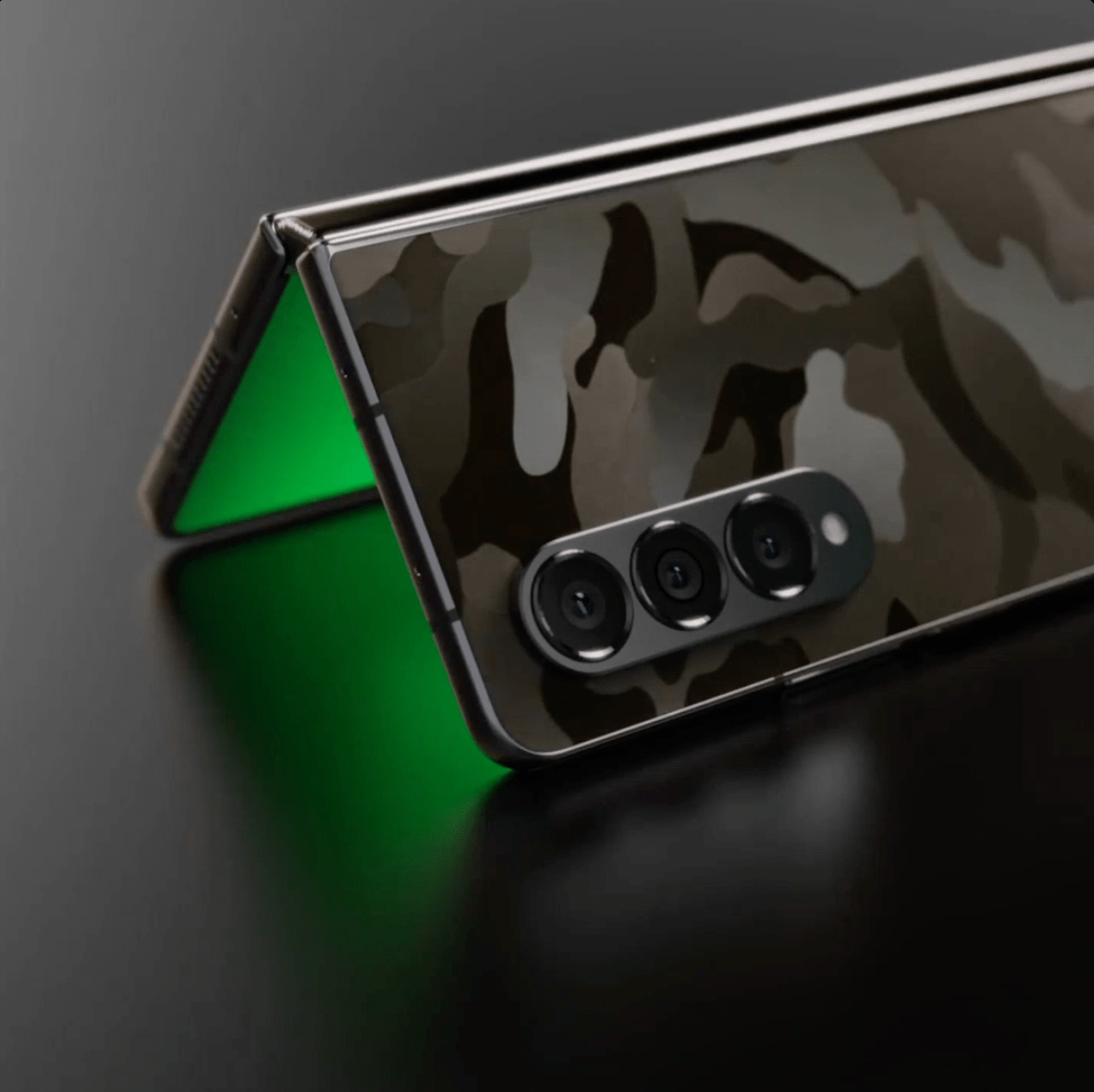 Eine lichtabhängige Oberfläche, die sich bei jedem Blickwinkel verändert - Camo Dark Reflect - GREENMNKY