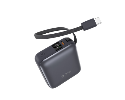 Schwarze Mini Powerbank 10.000 mAh mit 35W Schnellladen und USB C Kabel