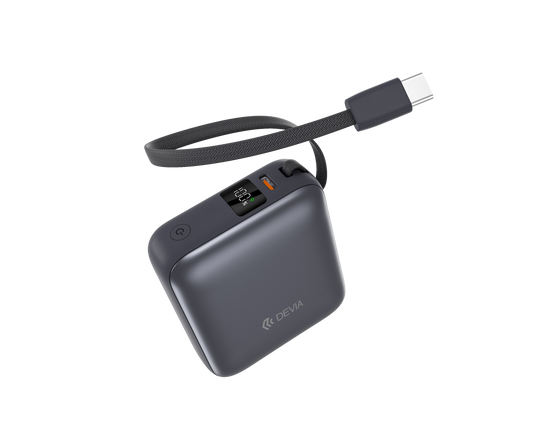Schwarze Mini Powerbank 10.000 mAh mit 35W Schnellladen und USB C Kabel