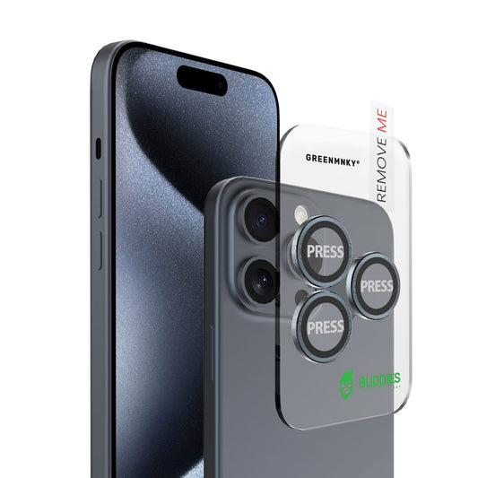 Greenmnky Buddies Kameraschutzlinsen Montage auf iPhone 15 Pro blau mit Applikator