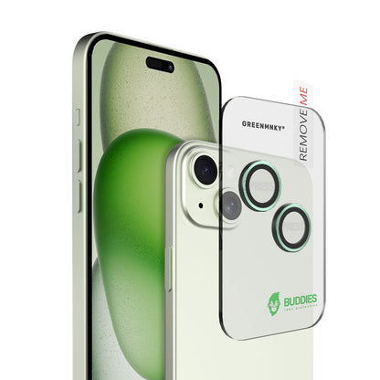 Greenmnky Buddies Kameraschutzlinsen Montage auf iPhone 15 Plus grün mit Applikator
