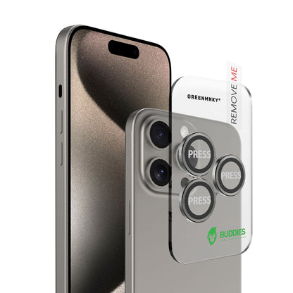 Greenmnky Buddies Kameraschutzlinsen Montage auf iPhone 15 Pro natur mit Applikator