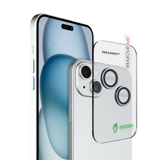 Greenmnky Buddies Kameraschutzlinsen Montage auf iPhone 15 Plus hellblau mit Applikator