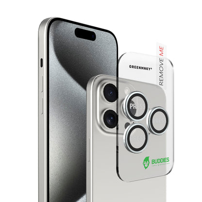 Greenmnky Buddies Kameraschutzlinsen Montage auf iPhone 15 Pro Max weiß mit Applikator
