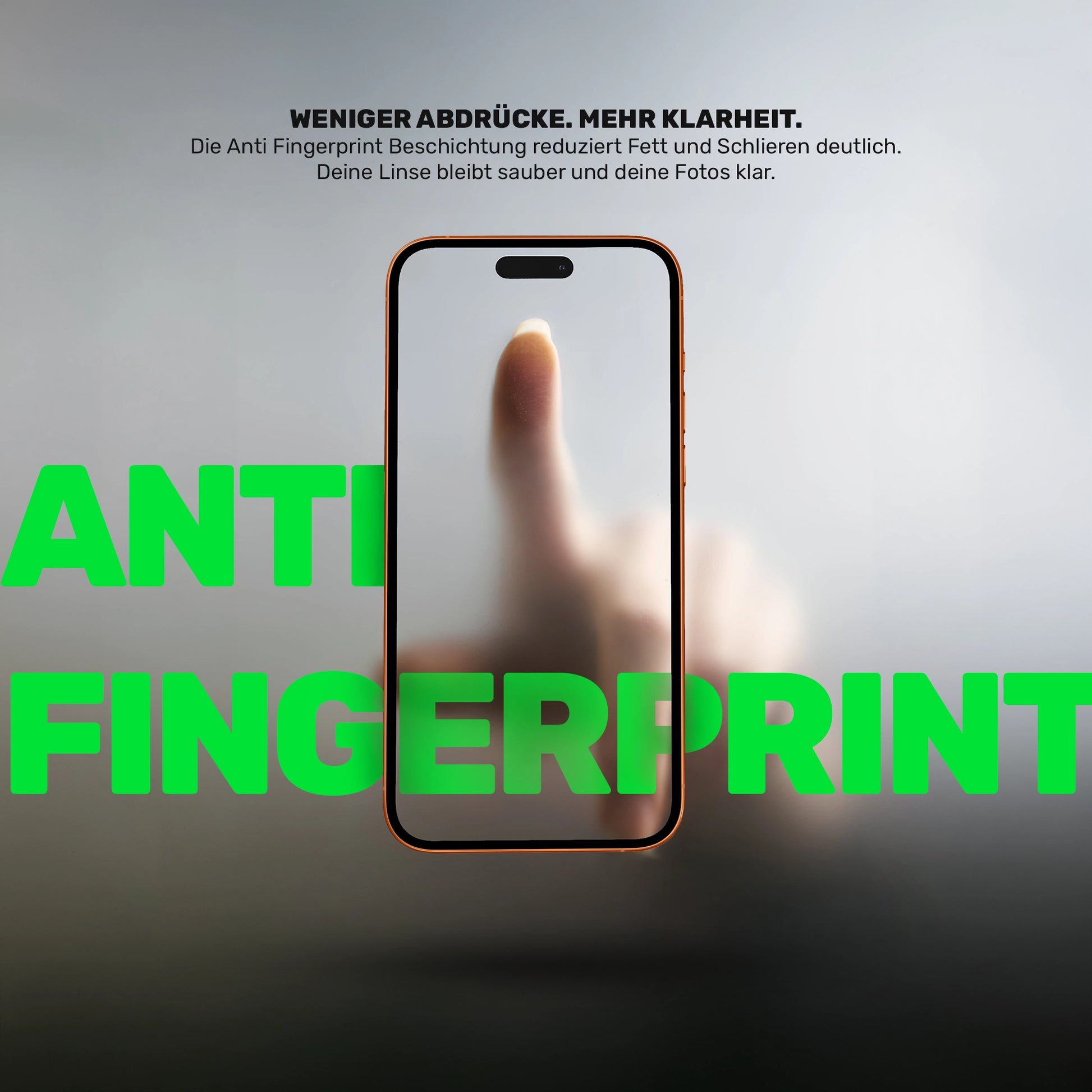 Smartphone mit unscharfem Finger hinter dem Display vor grauem Hintergrund, groß das grüne Wort ANTI FINGERPRINT und der Text Weniger Abdrücke, mehr Klarheit zur Anti Fingerprint Beschichtung