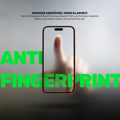 Smartphone mit unscharfem Finger hinter dem Display vor grauem Hintergrund, groß das grüne Wort ANTI FINGERPRINT und der Text Weniger Abdrücke, mehr Klarheit zur Anti Fingerprint Beschichtung