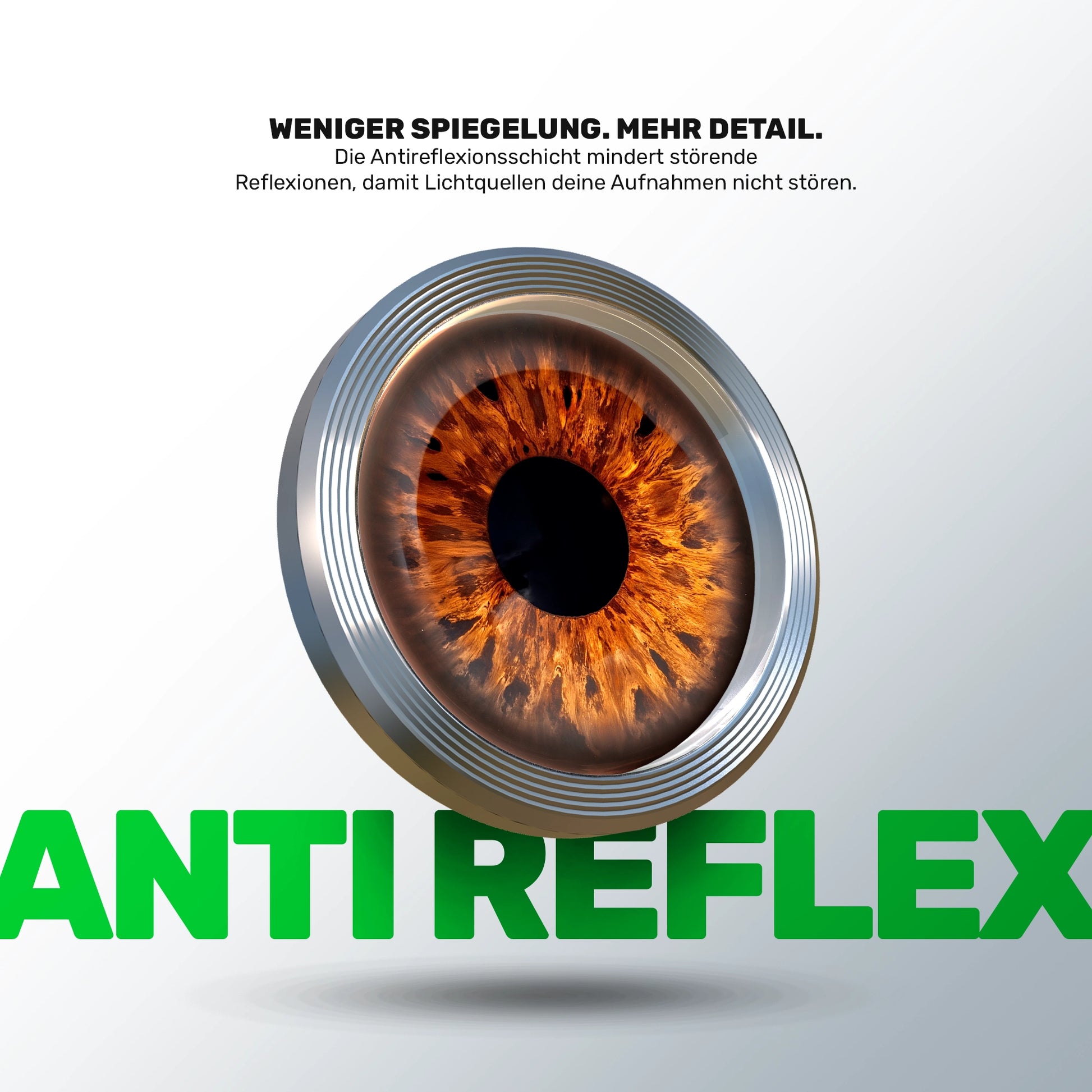 Kameraring mit irisartigem Auge im Zentrum vor hellem Hintergrund, groß das grüne Wort ANTI REFLEX und der Text Weniger Spiegelung, mehr Detail zur Antireflexionsschicht