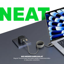 Magnetisches 4in1 Ladekabel rollt sich sauber zusammen, angeschlossen an Ladeadapter und Laptop, Text nie wieder Kabelsalat und großer Neat Schriftzug im Hintergrund