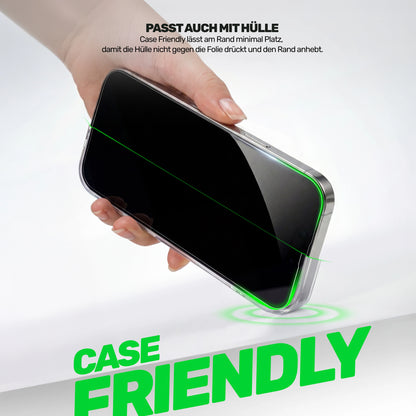 Panzerfolie Case Friendly, Hand hält Smartphone mit Hülle, grüner Rand zeigt Platz am Rahmen damit die Hülle den Rand nicht anhebt