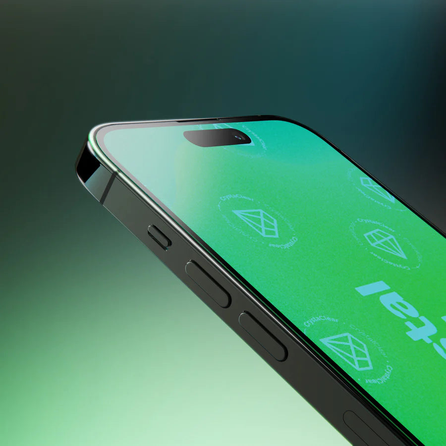 Nahaufnahme eines Smartphones mit aufgebrachter GREENMNKY CrystalClear Panzerfolie, grüne Schutzfolie mit CrystalClear Schrift und Symbolen an der Displaykante sichtbar