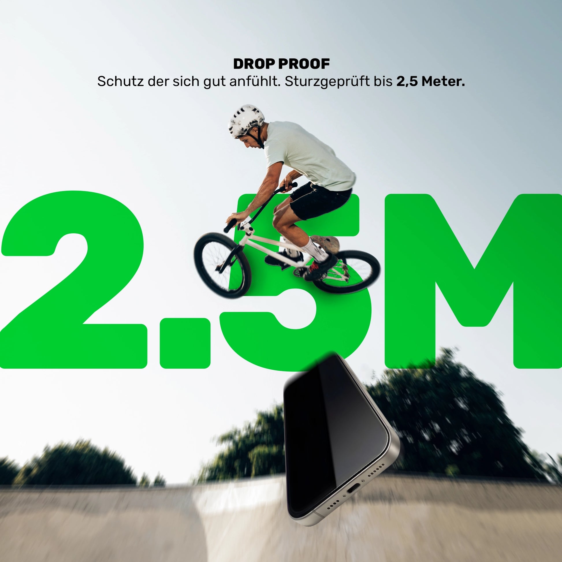 Panzerfolie Drop Proof, BMX Fahrer springt, Smartphone fällt im Skatepark, Text 2,5M zeigt Sturzschutz