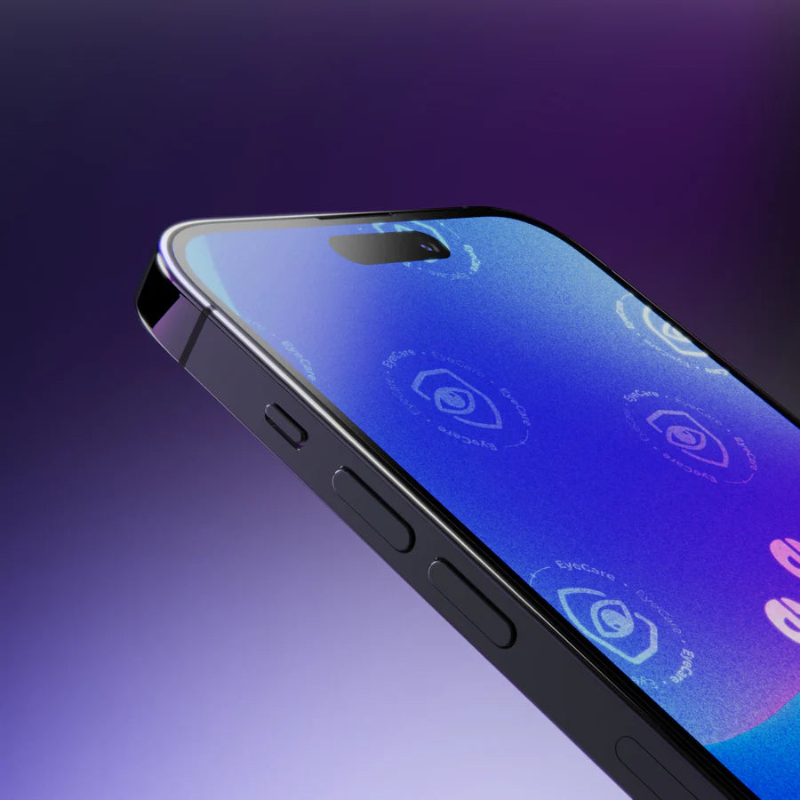 Nahaufnahme eines Smartphones mit aufgebrachter GREENMNKY EyeCare Panzerfolie, EyeCare Symbole auf der Folie und saubere Kante am Rahmen sichtbar