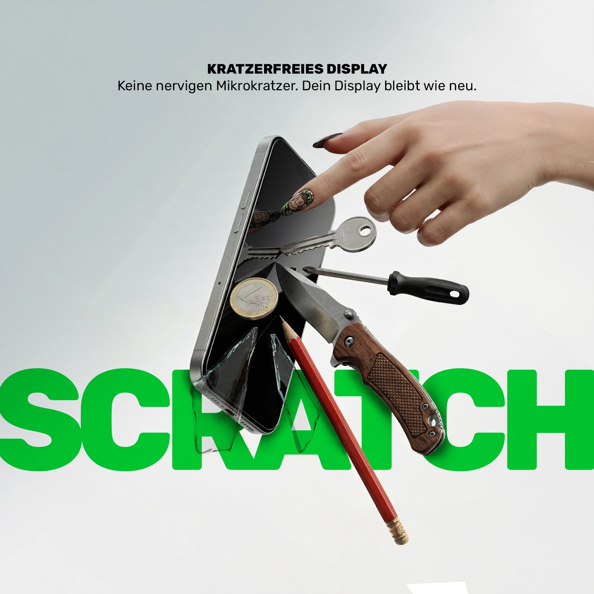 Panzerfolie Kratzschutz, Schlüssel Messer Schraubendreher und Münze treffen auf Smartphone Display, Text SCRATCH zeigt kratzerfreies Display
