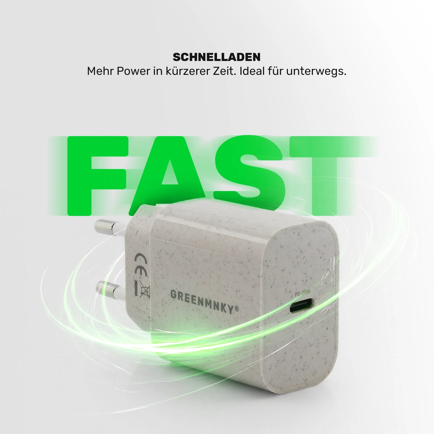 Strohfarbenes GREENMNKY Schnellladegerät mit USB C Port und grünem Licht Effekt, groß das grüne Wort FAST und oben der Text Schnellladen