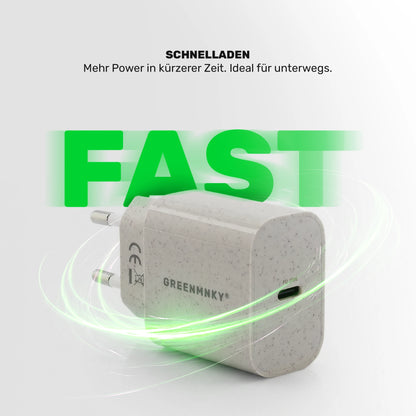 Strohfarbenes GREENMNKY Schnellladegerät mit USB C Port und grünem Licht Effekt, groß das grüne Wort FAST und oben der Text Schnellladen