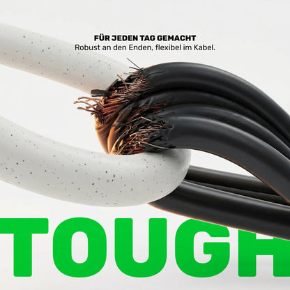 Nahaufnahme mehrerer stark gebogenen schwarzen Ladekabels mit aufgerissener Ummantelung und sichtbaren Kupferadern. Im Vergleich ein Strohlkabel von greenmnky mit grünem Text Tough