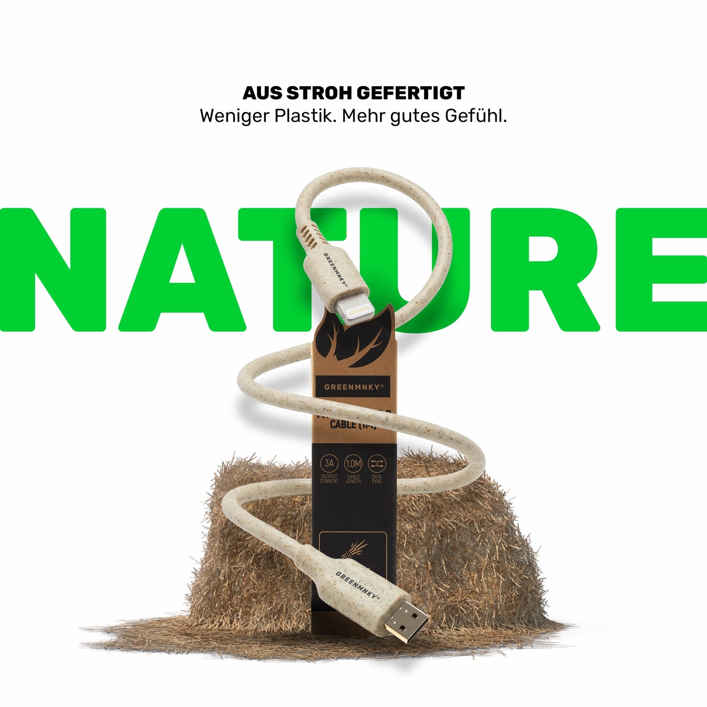 Strohfarbenes Ladekabel mit GREENMNKY Verpackung vor Strohballen, Anschlüsse Lightning und USB A, oben der Text Aus Stroh gefertigt und groß das grüne Wort NATURE