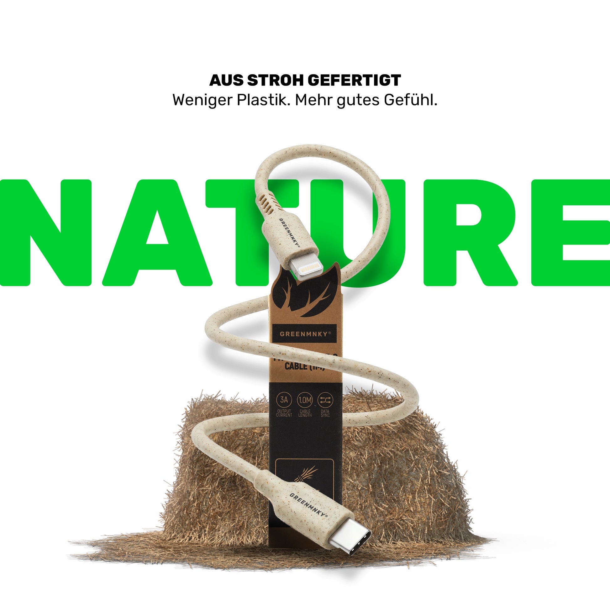 Strohfarbenes Ladekabel mit GREENMNKY Verpackung vor Strohballen, Anschlüsse Lightning und USB C, oben der Text Aus Stroh gefertigt und groß das grüne Wort NATURE