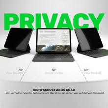 Drei Tablets im Keyboard Case zeigen den Sichtschutzwinkel, in der Mitte ist der Screen sichtbar, links und rechts ist der Blick seitlich schwarz, groß steht PRIVACY und unten Sichtschutz ab 30 Grad